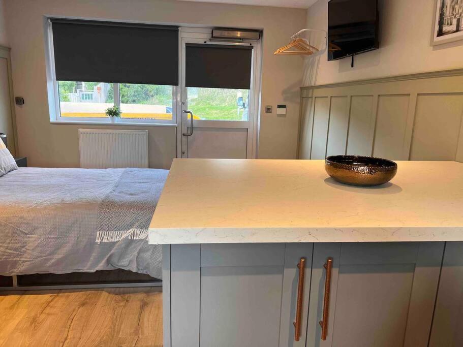 ברייטון Seaview 1 Bed Open Condo - Free Parking מראה חיצוני תמונה